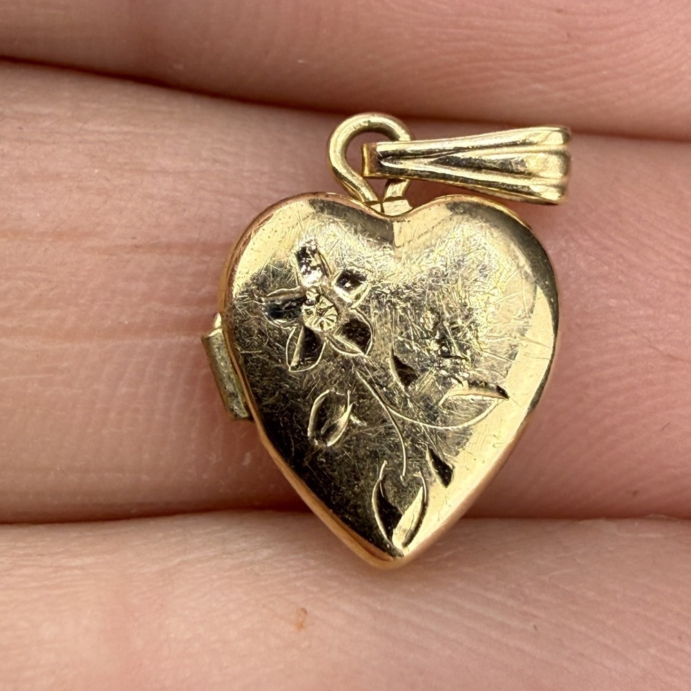 Vintage Gold Filled Locket  Engraved Heart‎